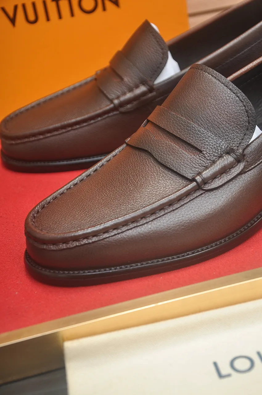 Men's men's shoes 💰540💶 [LV] (original single cowhide lining) 🍀LV's latest genuine leather business suit shoes are launched simultaneously on the official website. The first-layer cowhide imported from Italy is made of heavy gold, 💥official website 1:1 rubber outsole. Versatile to wear, high-end without losing class, and the color combination is extraordinary. This four-season style is alluring when worn on your feet, showing off your big-name flair. Standard code 39-45 (45 customized)